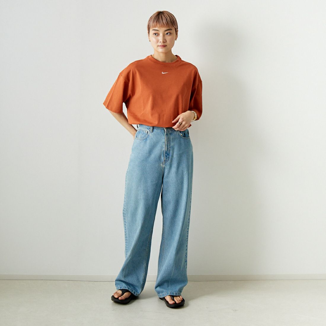 NIKE [ナイキ] ウィメンズ オーバーサイズショートスリーブTシャツ [DX7911] 840 ﾊﾞｰﾝﾄｻ&&モデル身長：160cm 着用サイズ：S&&