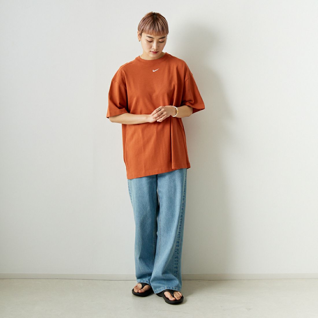 NIKE [ナイキ] ウィメンズ オーバーサイズショートスリーブTシャツ [DX7911] 840 ﾊﾞｰﾝﾄｻ&&モデル身長：160cm 着用サイズ：S&&