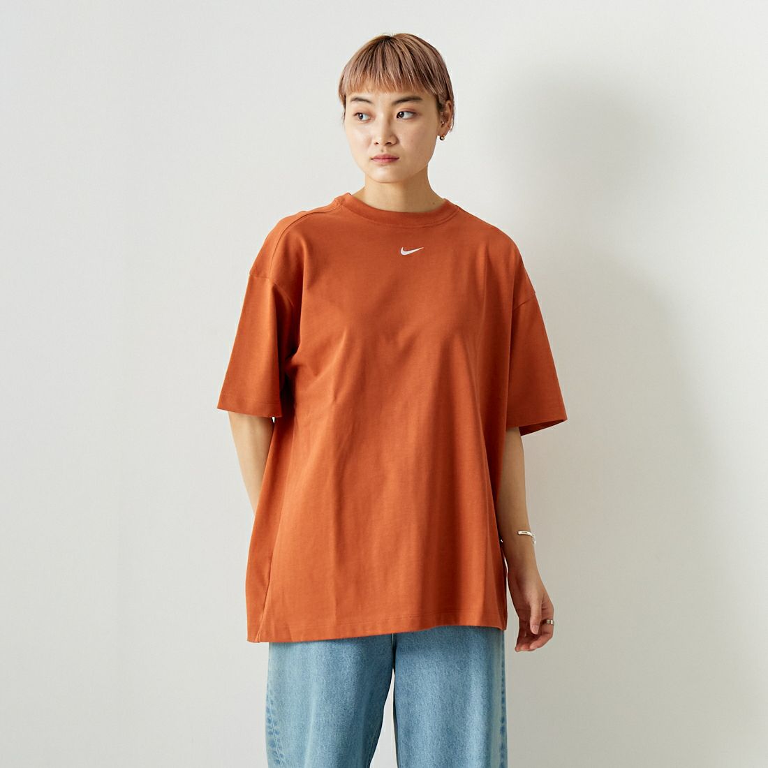 NIKE [ナイキ] ウィメンズ オーバーサイズショートスリーブTシャツ [DX7911] 840 ﾊﾞｰﾝﾄｻ&&モデル身長：160cm 着用サイズ：S&&