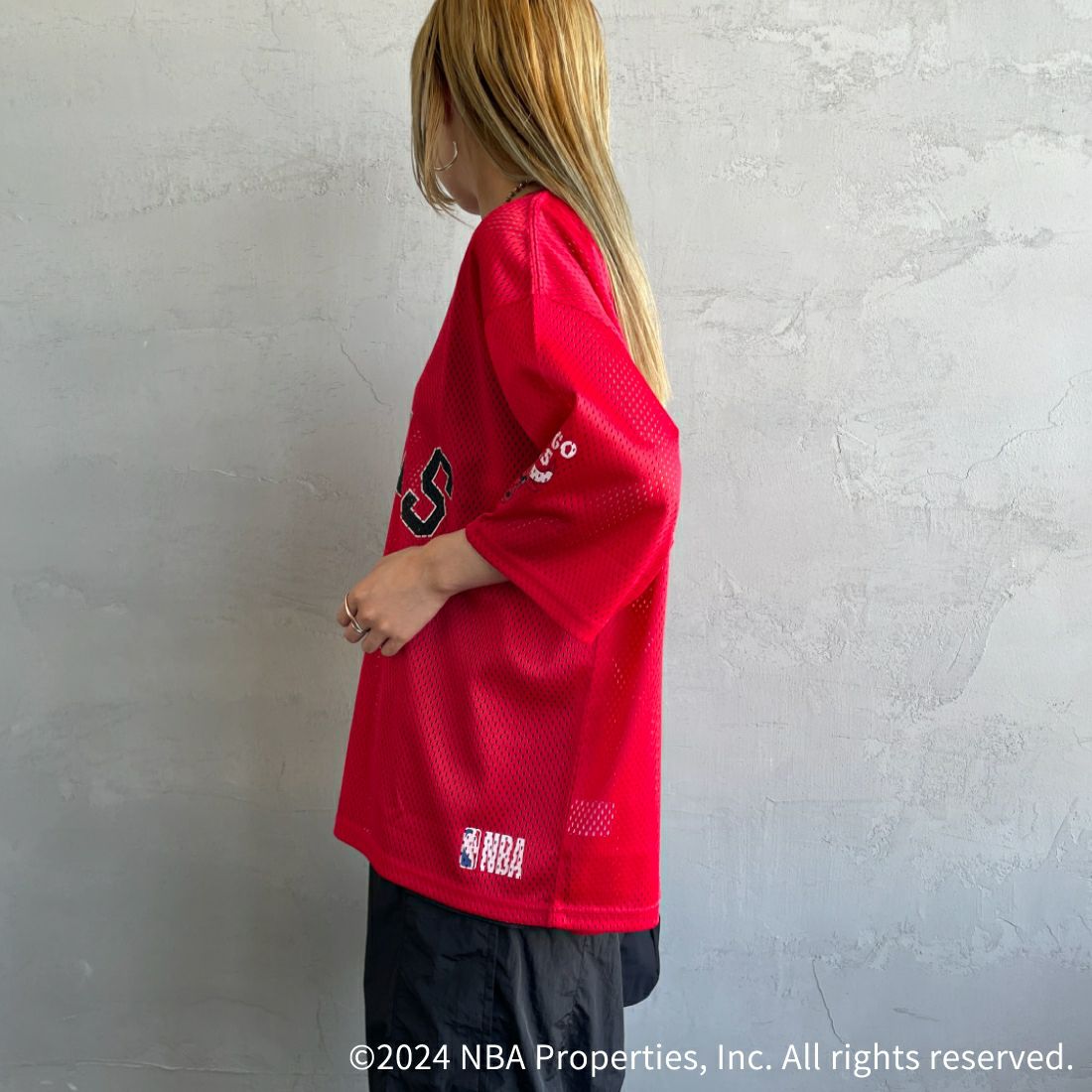 OFF THE COURT BY NBA [オフ ザ コート バイ エヌビーエー] 別注 メッシュTシャツ [JF-24SS-001-JF] RED BULLS &&モデル身長：156cm 着用サイズ：S&&