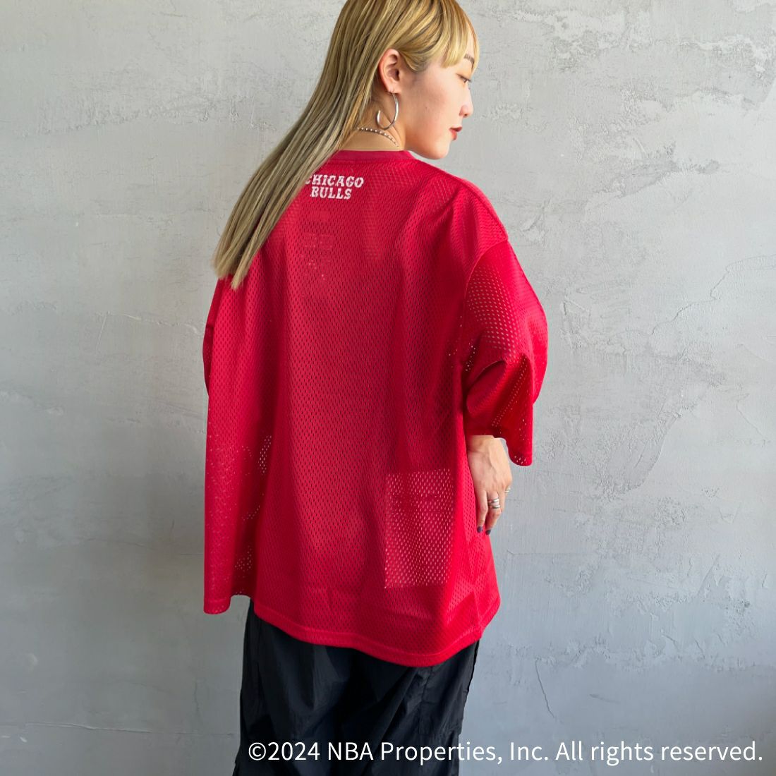 OFF THE COURT BY NBA [オフ ザ コート バイ エヌビーエー] 別注 メッシュTシャツ [JF-24SS-001-JF] RED BULLS &&モデル身長：156cm 着用サイズ：S&&