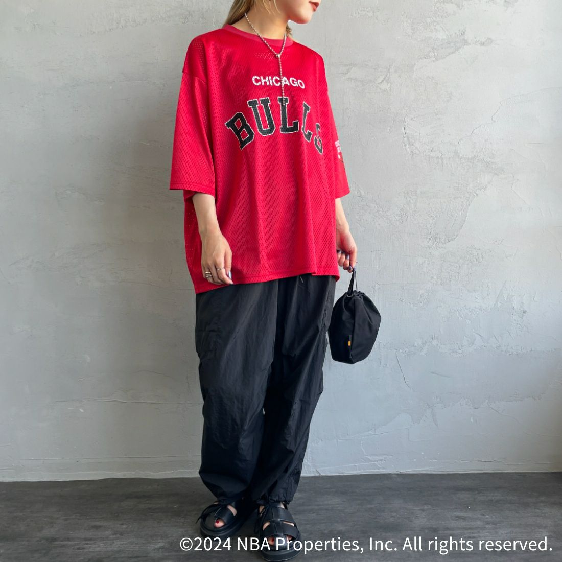 OFF THE COURT BY NBA [オフ ザ コート バイ エヌビーエー] 別注 メッシュTシャツ [JF-24SS-001-JF] RED BULLS &&モデル身長：156cm 着用サイズ：S&&