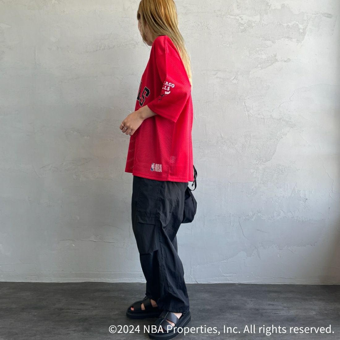 OFF THE COURT BY NBA [オフ ザ コート バイ エヌビーエー] 別注 メッシュTシャツ [JF-24SS-001-JF] RED BULLS &&モデル身長：156cm 着用サイズ：S&&