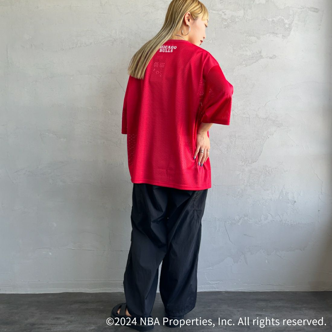 OFF THE COURT BY NBA [オフ ザ コート バイ エヌビーエー] 別注 メッシュTシャツ [JF-24SS-001-JF] RED BULLS &&モデル身長：156cm 着用サイズ：S&&