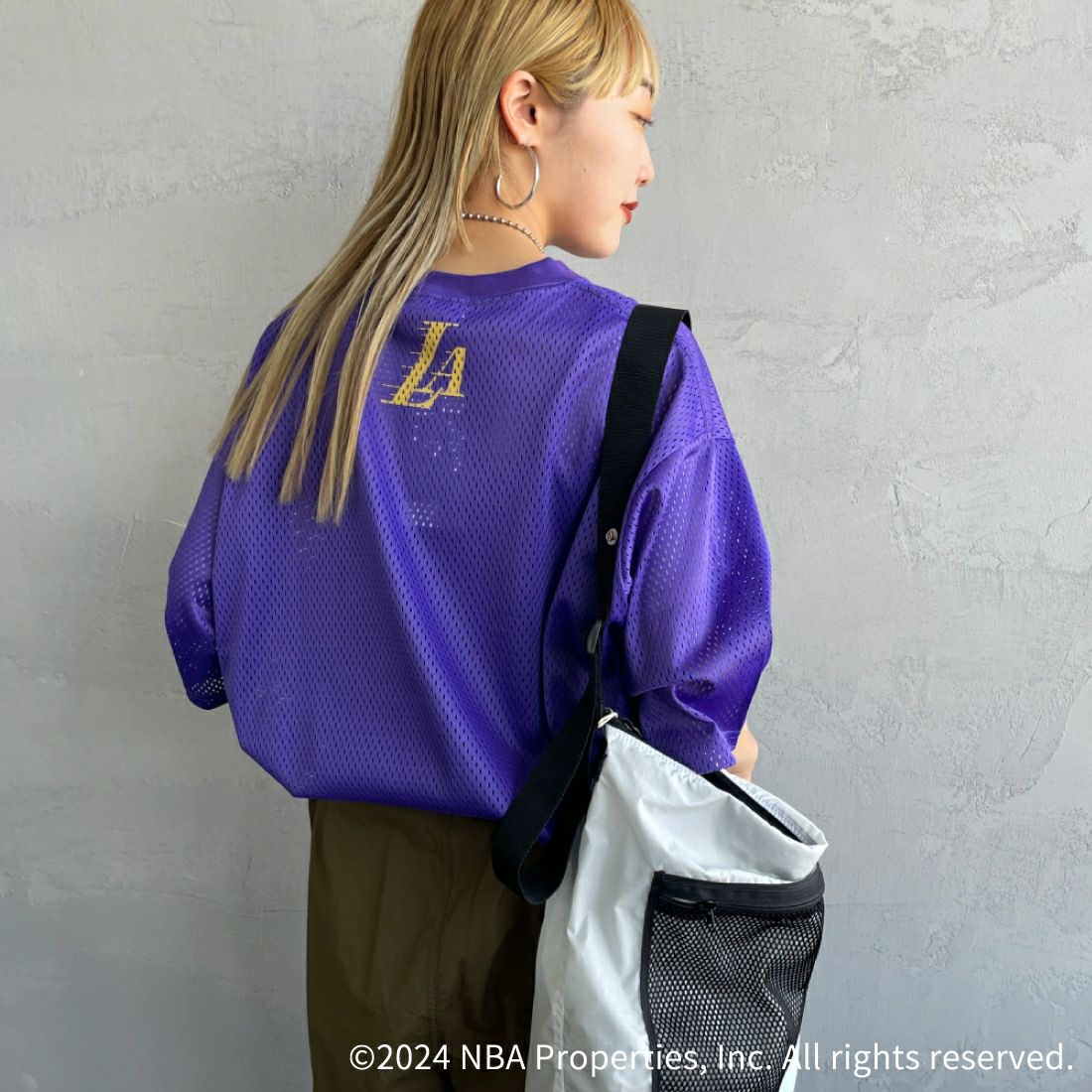 OFF THE COURT BY NBA [オフ ザ コート バイ エヌビーエー] 別注 メッシュTシャツ [JF-24SS-001-JF] PPL LAKERS &&モデル身長：156cm 着用サイズ：S&&