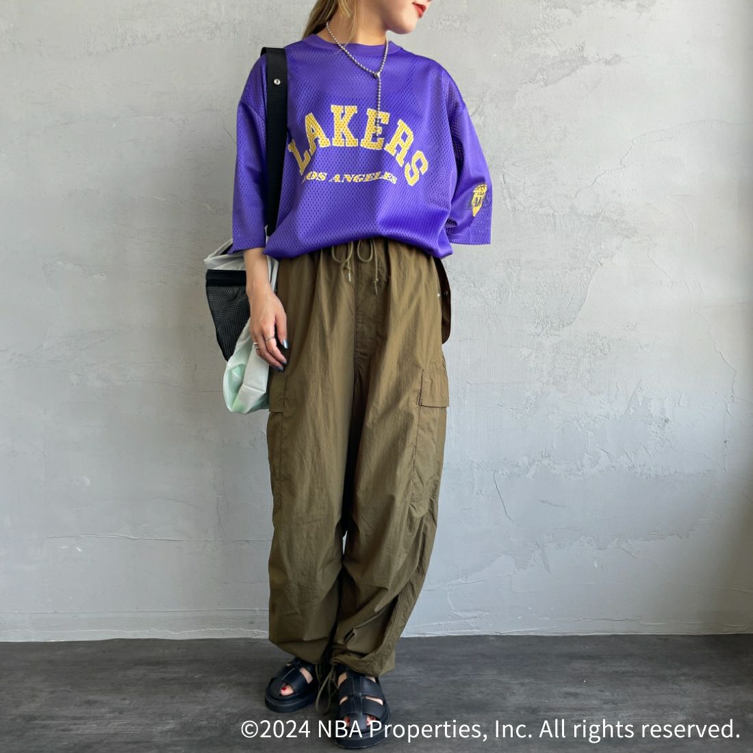 OFF THE COURT BY NBA [オフ ザ コート バイ エヌビーエー] 別注 メッシュTシャツ [JF-24SS-001-JF] PPL LAKERS &&モデル身長：156cm 着用サイズ：S&&