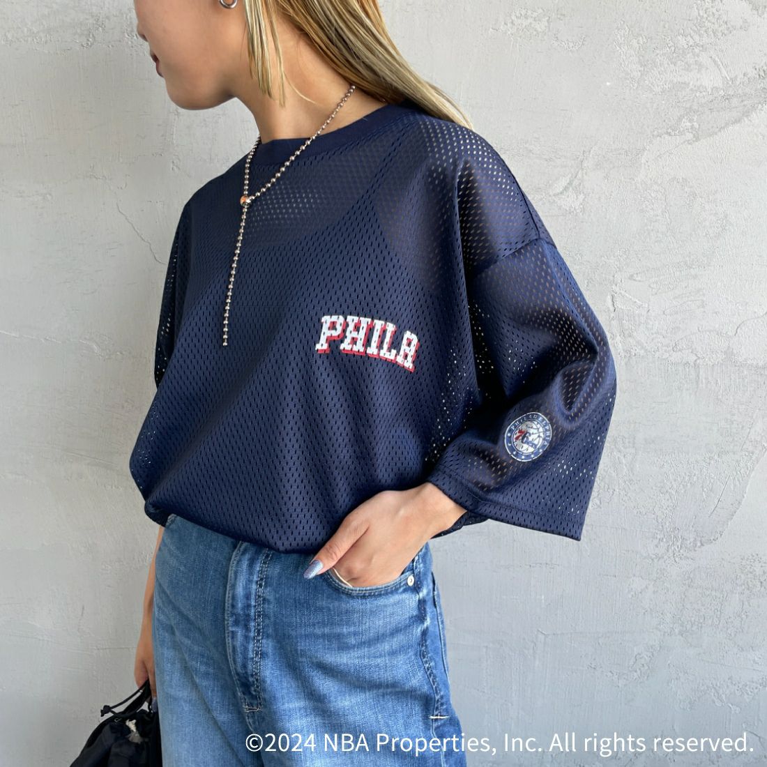 OFF THE COURT BY NBA [オフ ザ コート バイ エヌビーエー] 別注 メッシュTシャツ [JF-24SS-001-JF] NVY 76ERS &&モデル身長：156cm 着用サイズ：S&&