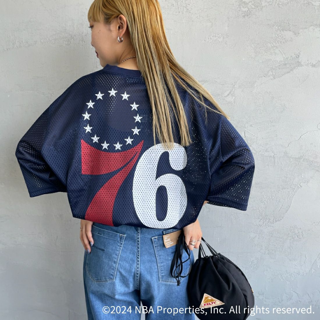 OFF THE COURT BY NBA [オフ ザ コート バイ エヌビーエー] 別注 メッシュTシャツ [JF-24SS-001-JF] NVY 76ERS &&モデル身長：156cm 着用サイズ：S&&