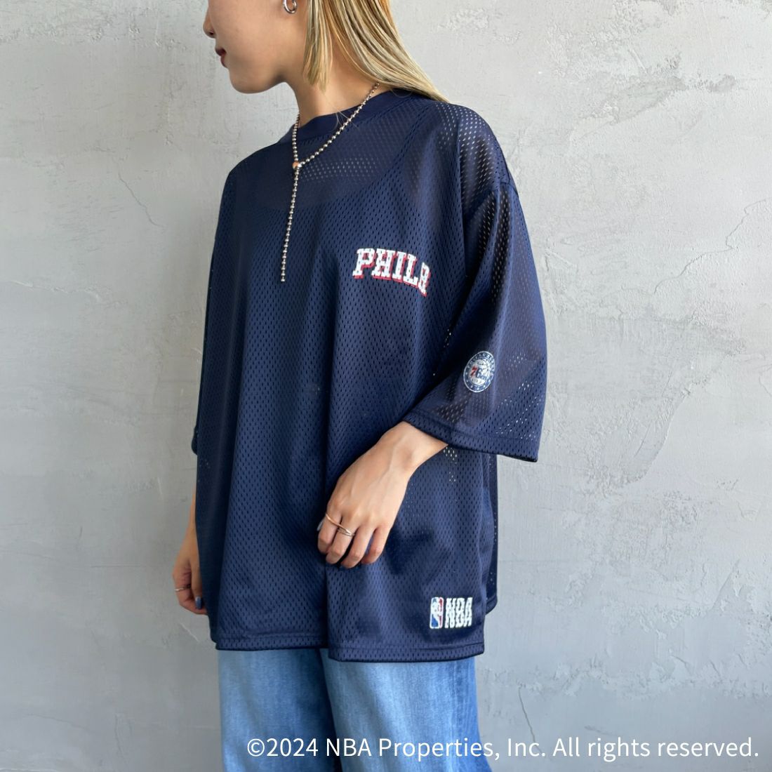 OFF THE COURT BY NBA [オフ ザ コート バイ エヌビーエー] 別注 メッシュTシャツ [JF-24SS-001-JF] NVY 76ERS &&モデル身長：156cm 着用サイズ：S&&