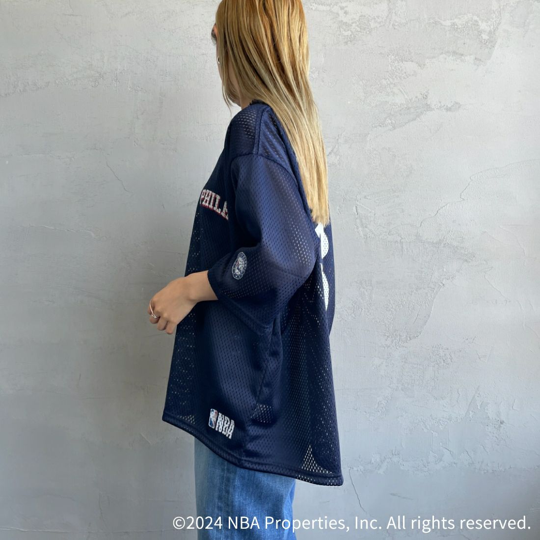 OFF THE COURT BY NBA [オフ ザ コート バイ エヌビーエー] 別注 メッシュTシャツ [JF-24SS-001-JF] NVY 76ERS &&モデル身長：156cm 着用サイズ：S&&