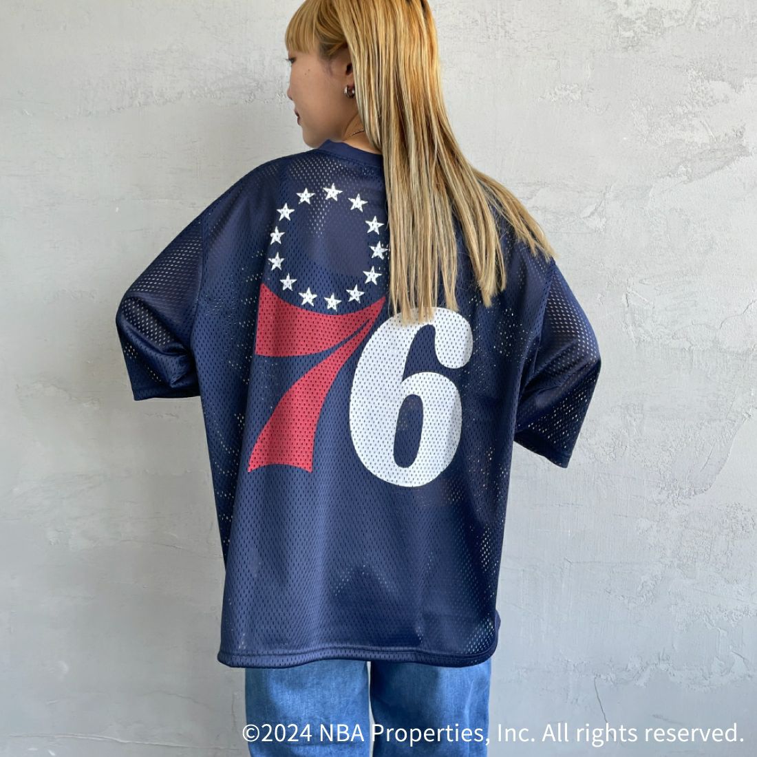 OFF THE COURT BY NBA [オフ ザ コート バイ エヌビーエー] 別注 メッシュTシャツ [JF-24SS-001-JF] NVY 76ERS &&モデル身長：156cm 着用サイズ：S&&