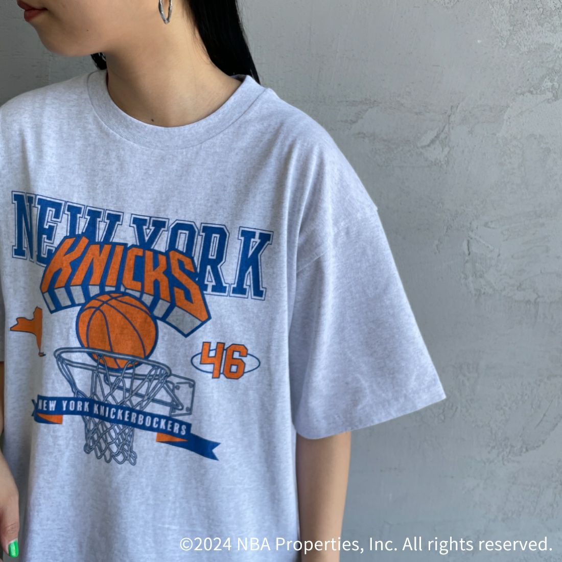 OFF THE COURT BY NBA [オフ ザ コート バイ エヌビーエー] 別注 チームTシャツ [JF-24SS-002-JF] ASH KNICKS &&モデル身長：156cm 着用サイズ：S&&