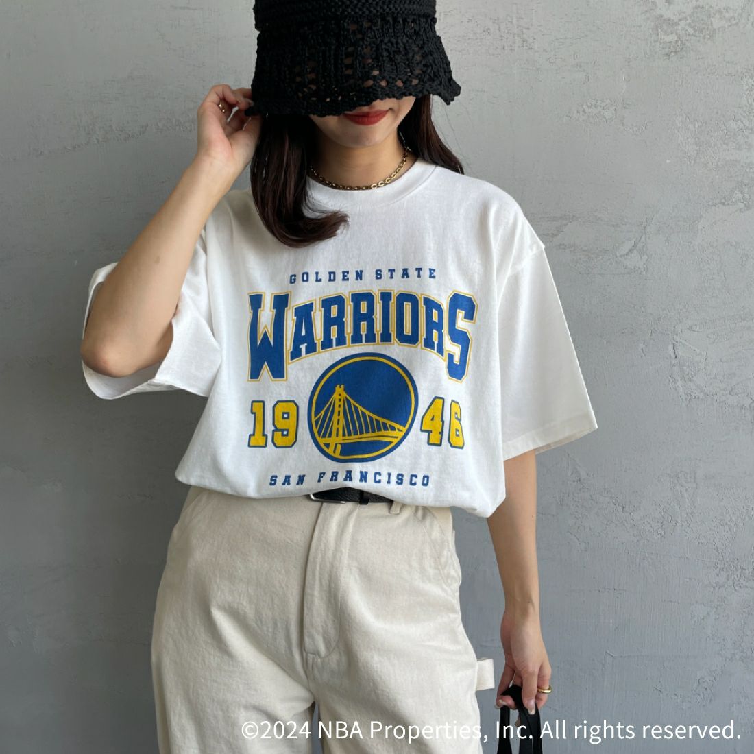 OFF THE COURT BY NBA [オフ ザ コート バイ エヌビーエー] 別注 チームTシャツ [JF-24SS-002-JF] WHT WARRIO &&モデル身長：160cm 着用サイズ：S&&