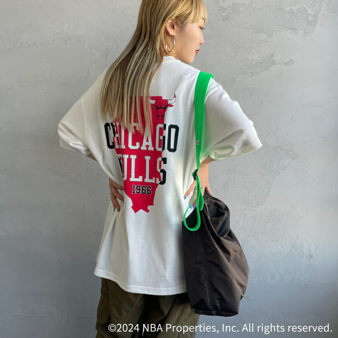 OFF THE COURT BY NBA [オフ ザ コート バイ エヌビーエー] 別注 チームTシャツ [JF-24SS-002-JF] WHT BULLS &&モデル身長：156cm 着用サイズ：S&&