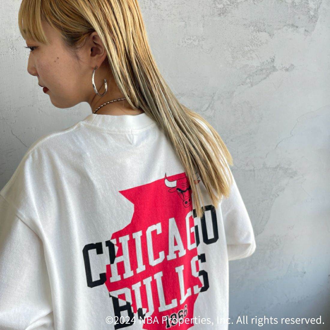 OFF THE COURT BY NBA [オフ ザ コート バイ エヌビーエー] 別注 チームTシャツ [JF-24SS-002-JF] WHT BULLS &&モデル身長：156cm 着用サイズ：S&&