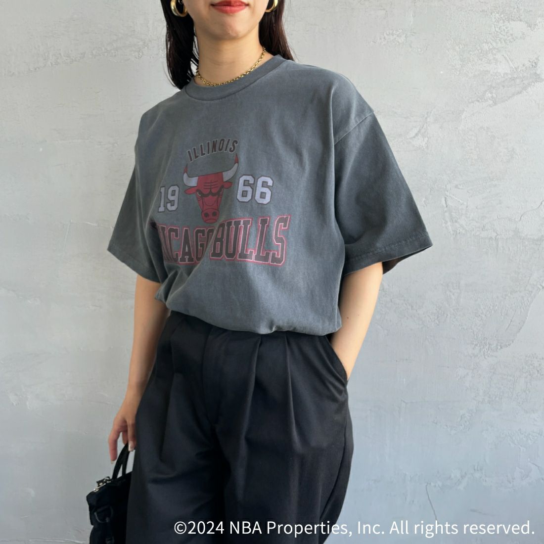 OFF THE COURT BY NBA [オフ ザ コート バイ エヌビーエー] 別注 チームTシャツ [JF-24SS-002-JF] BLK BULLS &&モデル身長：160cm 着用サイズ：S&&