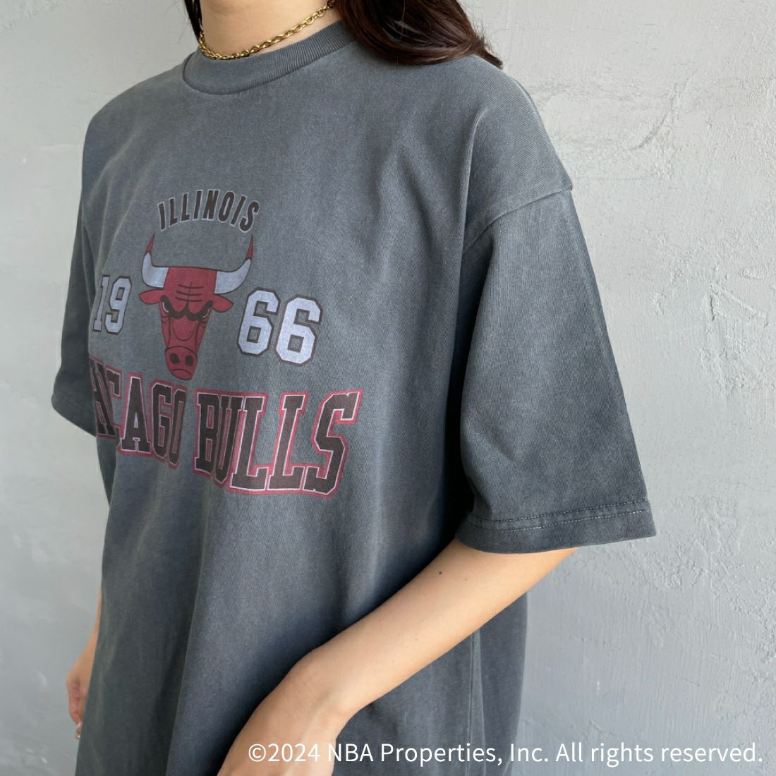 OFF THE COURT BY NBA [オフ ザ コート バイ エヌビーエー] 別注 チームTシャツ [JF-24SS-002-JF] BLK BULLS &&モデル身長：160cm 着用サイズ：S&&