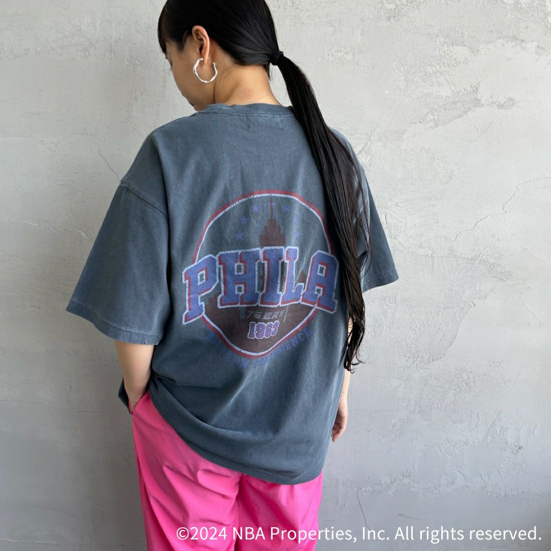 OFF THE COURT BY NBA [オフ ザ コート バイ エヌビーエー] 別注 チームTシャツ [JF-24SS-002-JF] NVY 76ERS &&モデル身長：156cm 着用サイズ：S&&