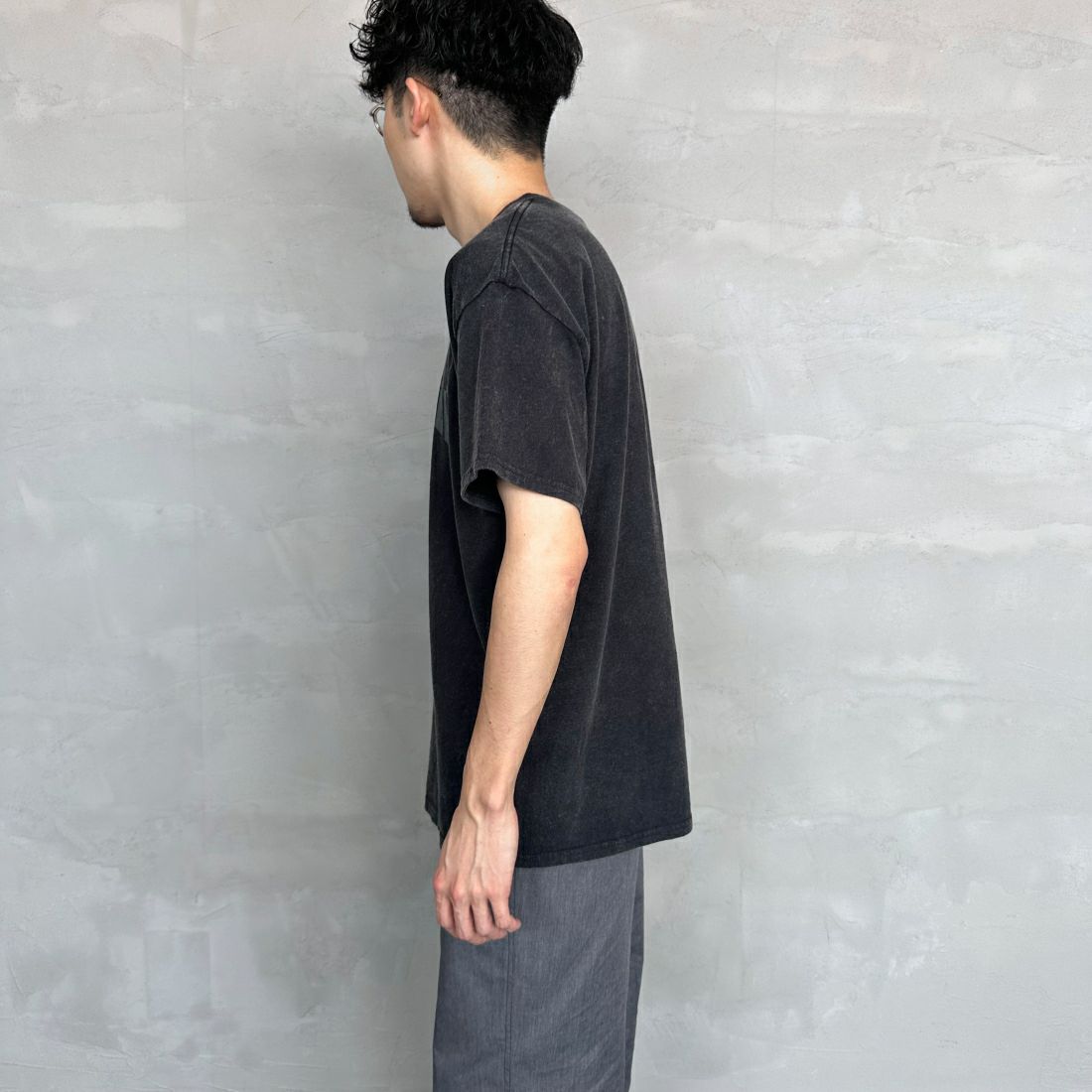 THRASHER [スラッシャー] MAG パウダーフロストTシャツ [TH91107APF] BLK/BLK &&モデル身長：168cm 着用サイズ：M&&