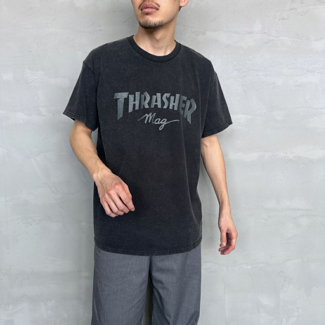 THRASHER [スラッシャー] MAG パウダーフロストTシャツ [TH91107APF] BLK/BLK &&モデル身長：168cm 着用サイズ：M&&