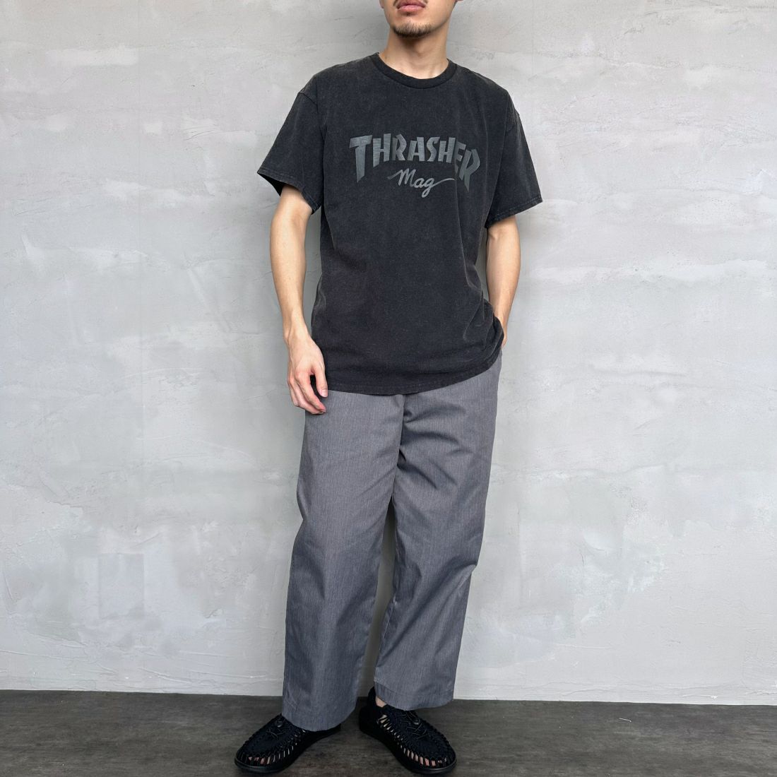 THRASHER [スラッシャー] MAG パウダーフロストTシャツ [TH91107APF] BLK/BLK &&モデル身長：168cm 着用サイズ：M&&
