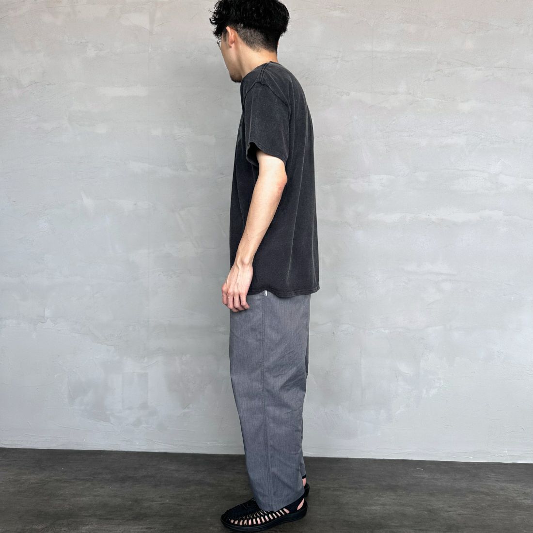 THRASHER [スラッシャー] MAG パウダーフロストTシャツ [TH91107APF] BLK/BLK &&モデル身長：168cm 着用サイズ：M&&