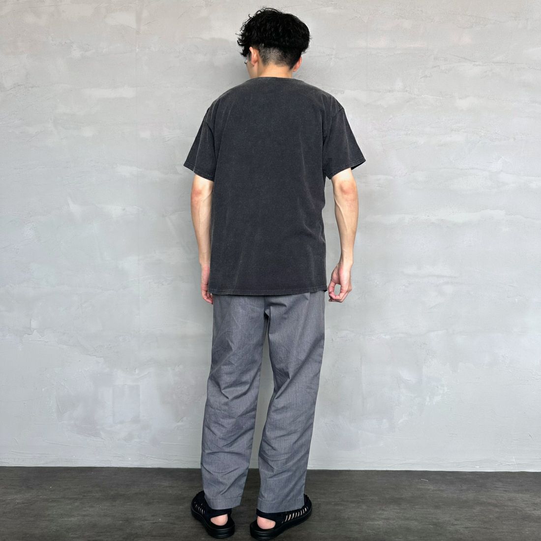 THRASHER [スラッシャー] MAG パウダーフロストTシャツ [TH91107APF] BLK/BLK &&モデル身長：168cm 着用サイズ：M&&