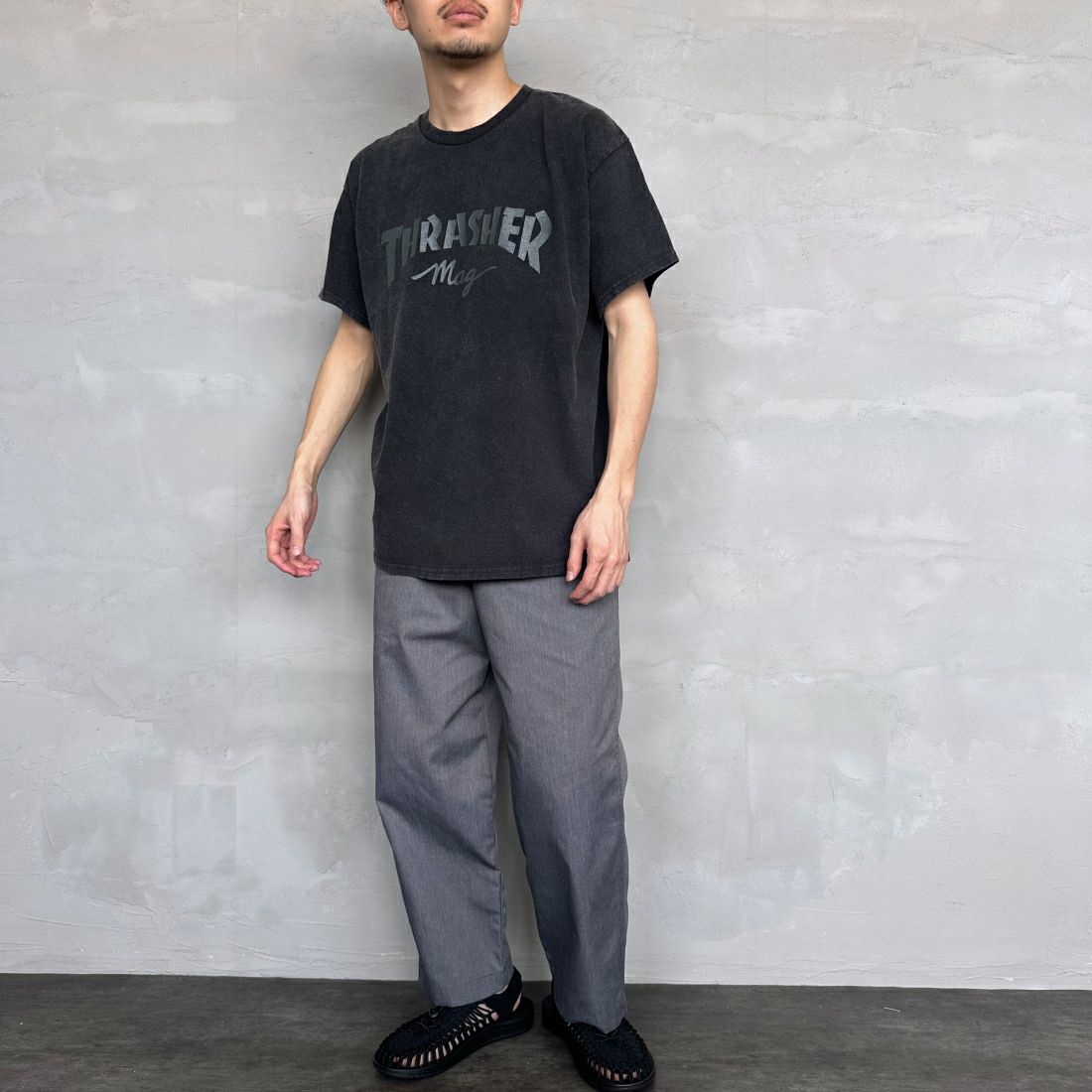 THRASHER [スラッシャー] MAG パウダーフロストTシャツ [TH91107APF] BLK/BLK &&モデル身長：168cm 着用サイズ：M&&