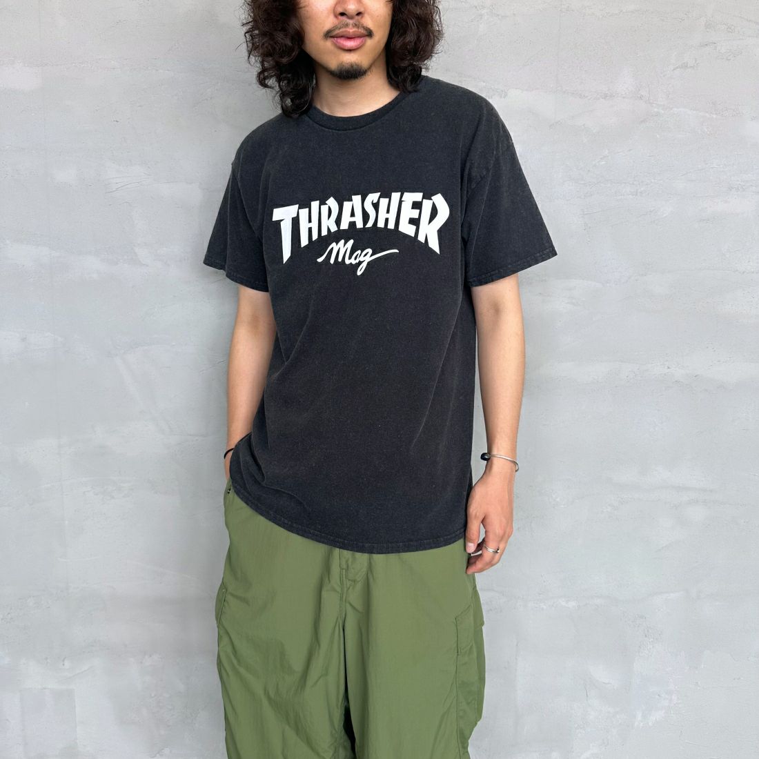 THRASHER [スラッシャー] MAG パウダーフロストTシャツ [TH91107APF] BLK/WHT &&モデル身長：173cm 着用サイズ：L&&