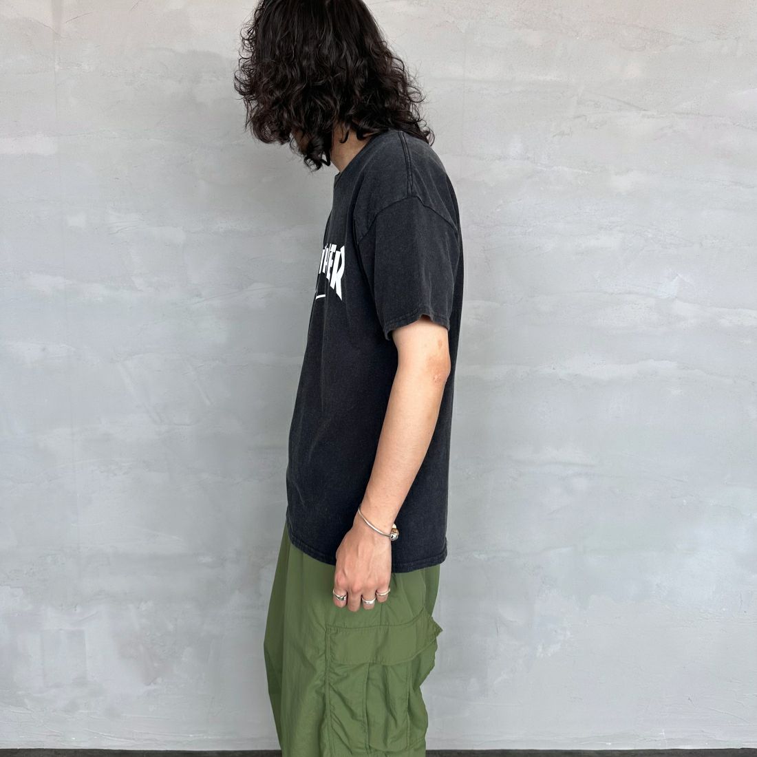 THRASHER [スラッシャー] MAG パウダーフロストTシャツ [TH91107APF] BLK/WHT &&モデル身長：173cm 着用サイズ：L&&