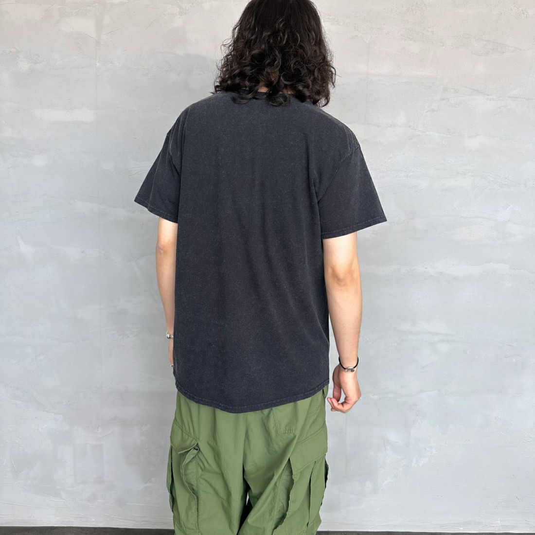THRASHER [スラッシャー] MAG パウダーフロストTシャツ [TH91107APF] BLK/WHT &&モデル身長：173cm 着用サイズ：L&&