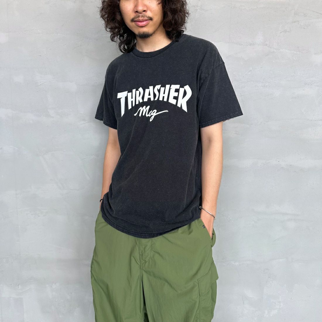 THRASHER [スラッシャー] MAG パウダーフロストTシャツ [TH91107APF] BLK/WHT &&モデル身長：173cm 着用サイズ：L&&