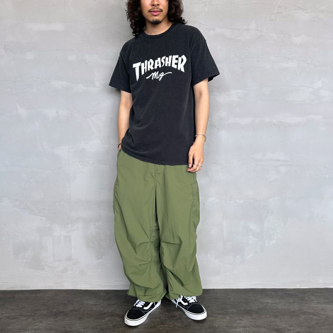 THRASHER [スラッシャー] MAG パウダーフロストTシャツ [TH91107APF] BLK/WHT &&モデル身長：173cm 着用サイズ：L&&