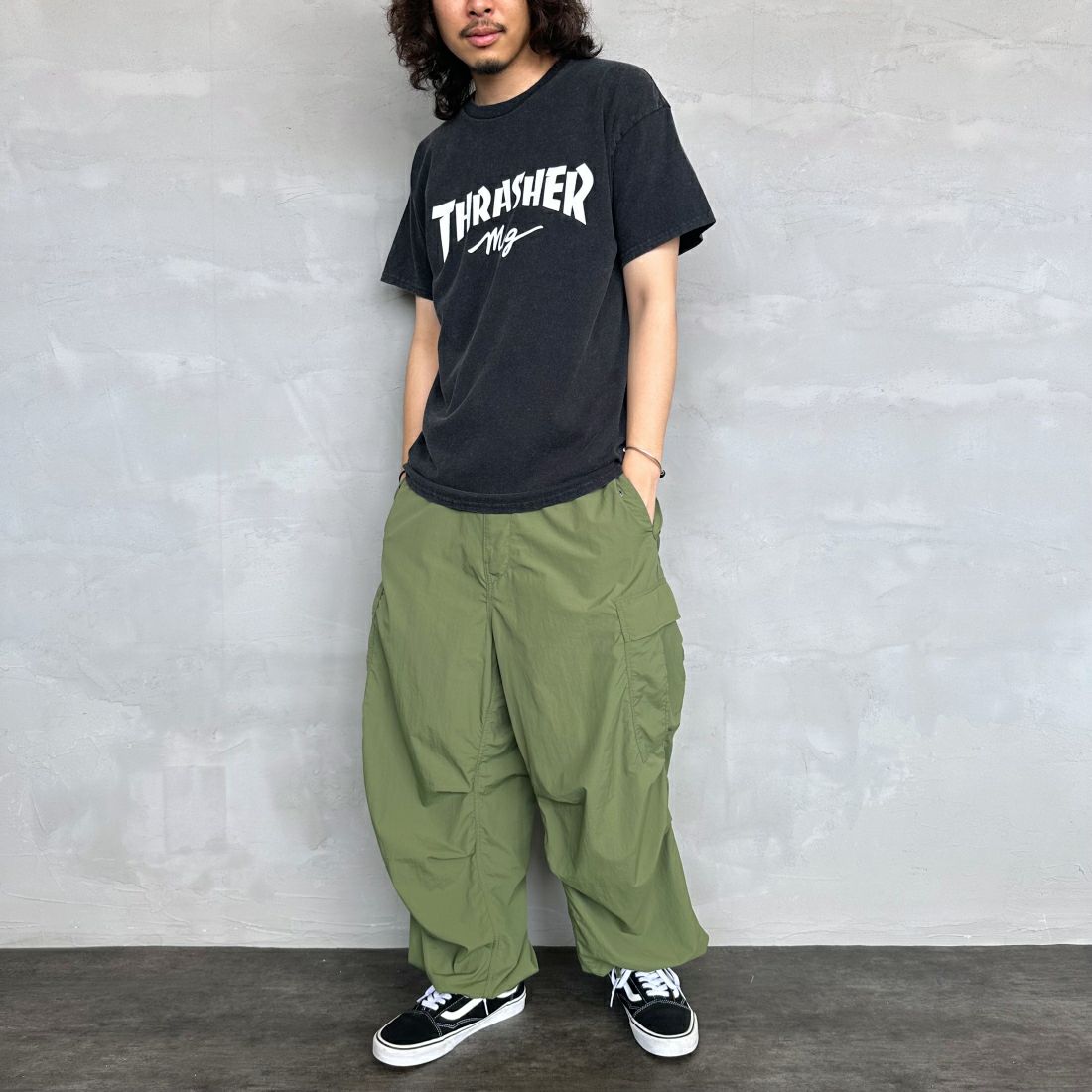 THRASHER [スラッシャー] MAG パウダーフロストTシャツ [TH91107APF] BLK/WHT &&モデル身長：173cm 着用サイズ：L&&