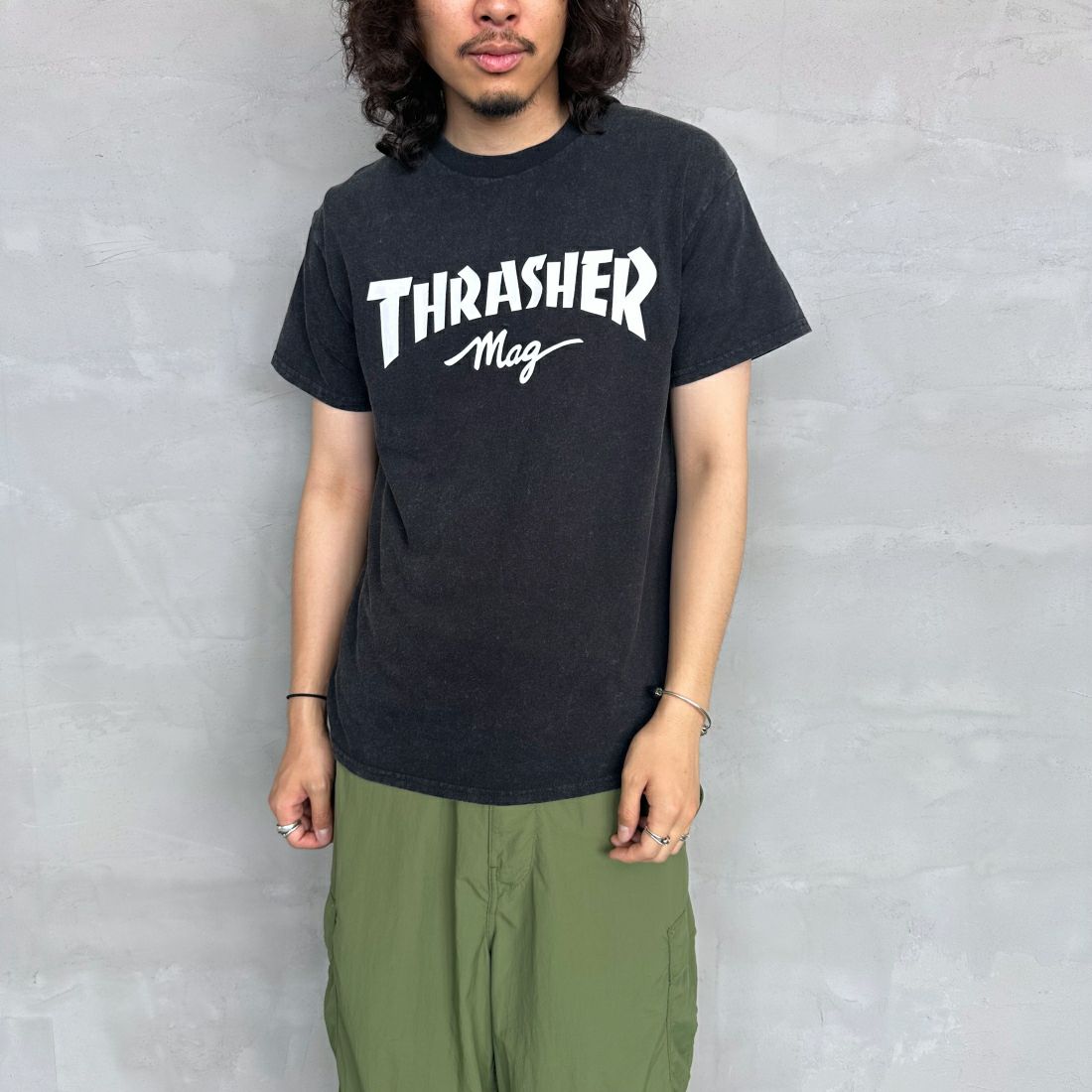THRASHER [スラッシャー] MAG パウダーフロストTシャツ [TH91107APF] BLK/WHT &&モデル身長：173cm 着用サイズ：M&&