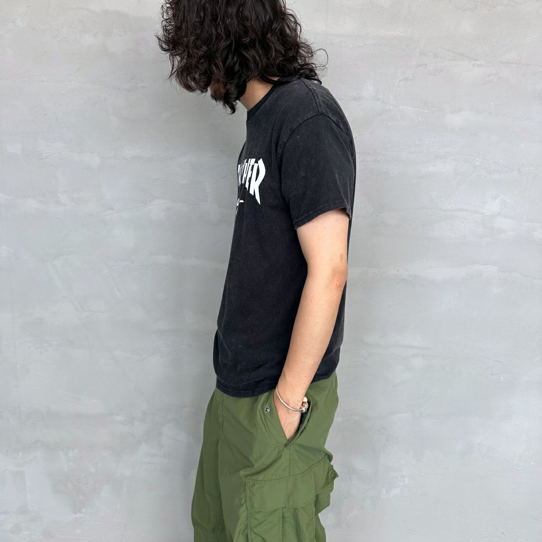 THRASHER [スラッシャー] MAG パウダーフロストTシャツ [TH91107APF] BLK/WHT &&モデル身長：173cm 着用サイズ：M&&