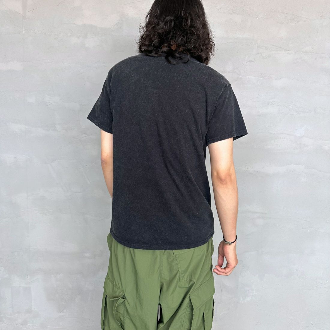 THRASHER [スラッシャー] MAG パウダーフロストTシャツ [TH91107APF] BLK/WHT &&モデル身長：173cm 着用サイズ：M&&