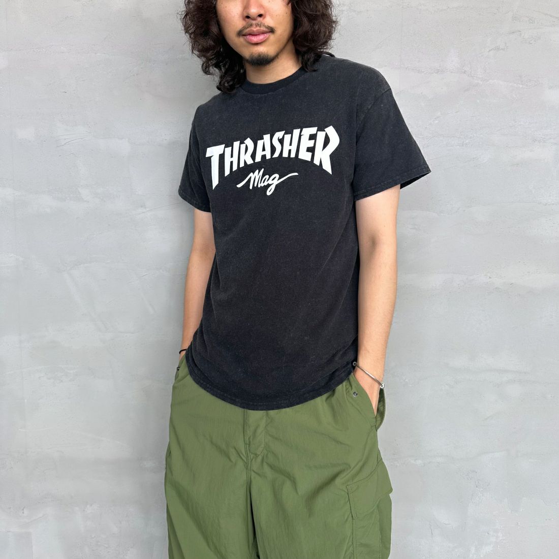 THRASHER [スラッシャー] MAG パウダーフロストTシャツ [TH91107APF] BLK/WHT &&モデル身長：173cm 着用サイズ：M&&