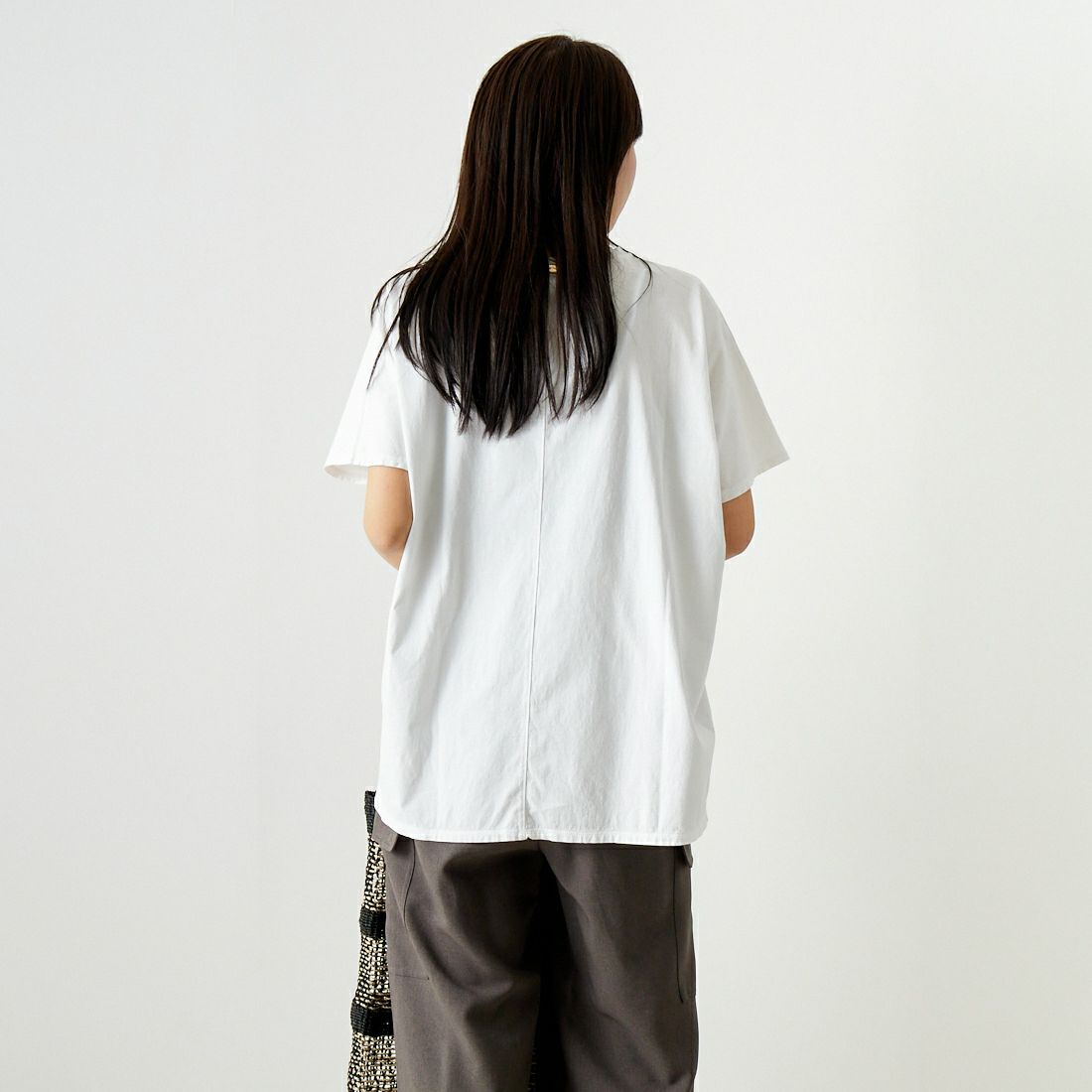 MICA&DEAL [マイカアンドディール] Raleigh ロゴTシャツ [0124209099] WHITE &&モデル身長：167cm 着用サイズ：F&&