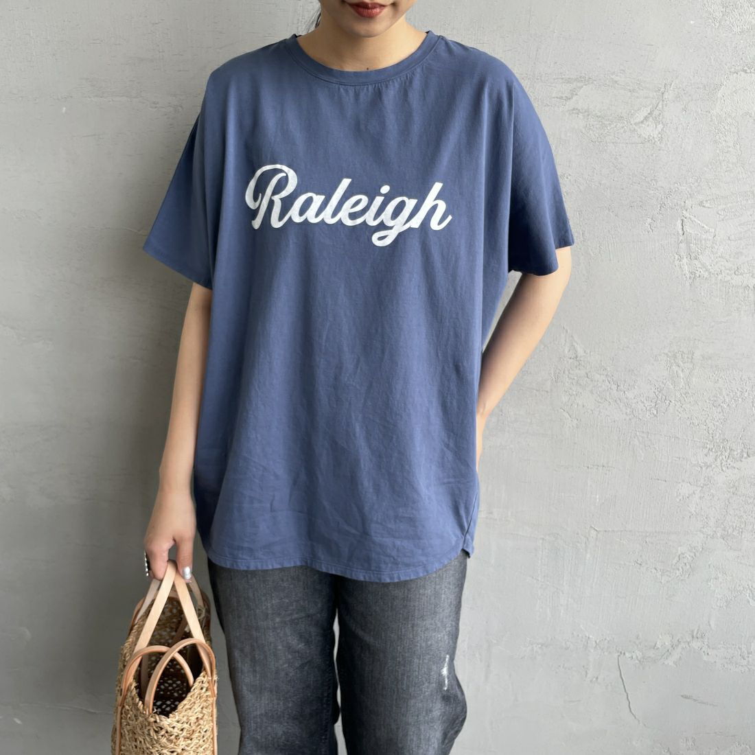 MICA&DEAL [マイカアンドディール] Raleigh ロゴTシャツ [0124209099] BLUE &&モデル身長：156cm 着用サイズ：F&&