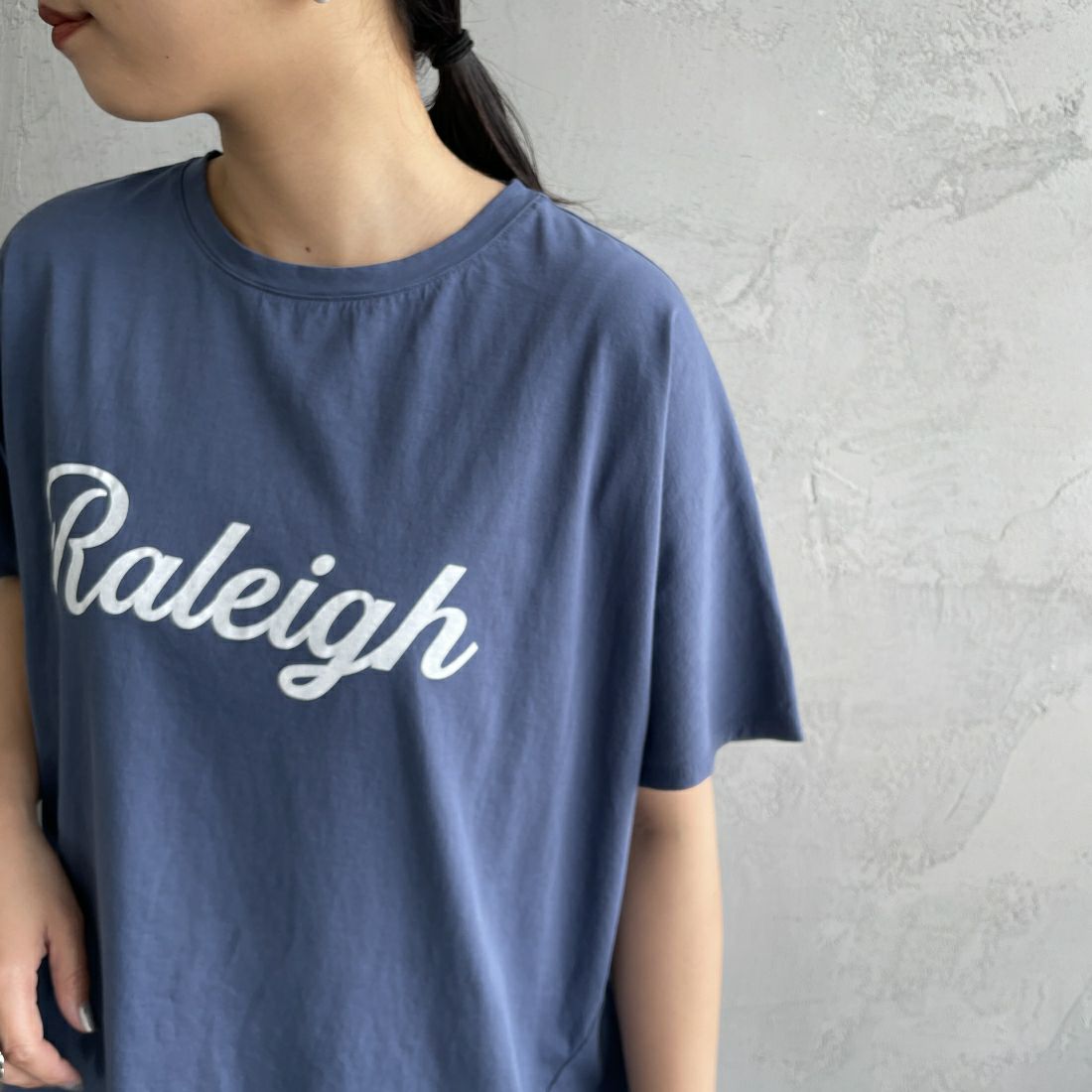 MICA&DEAL [マイカアンドディール] Raleigh ロゴTシャツ [0124209099] BLUE &&モデル身長：156cm 着用サイズ：F&&