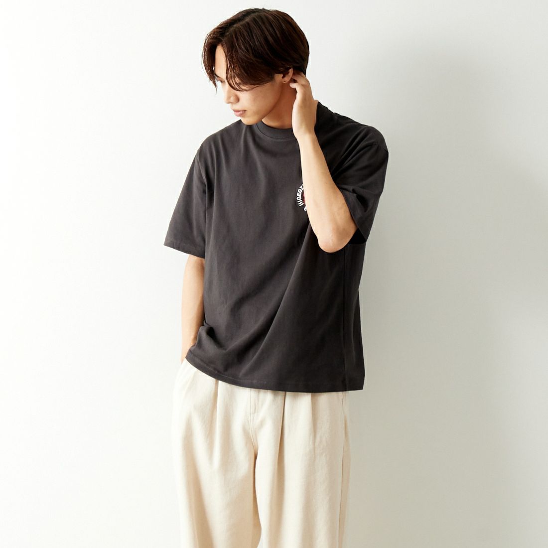 33Degrees [サーティースリーディグリーズ] 髭おじさんサガラ刺繍半袖Tシャツ [TDR-242-024] A BLACK &&モデル身長：179cm 着用サイズ：M&&