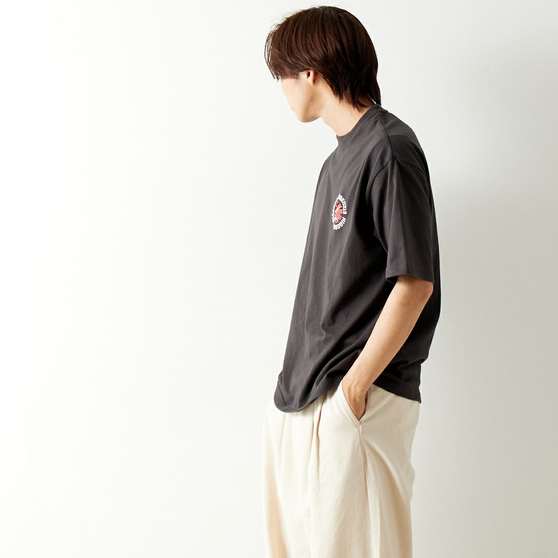 33Degrees [サーティースリーディグリーズ] 髭おじさんサガラ刺繍半袖Tシャツ [TDR-242-024] A BLACK &&モデル身長：179cm 着用サイズ：M&&