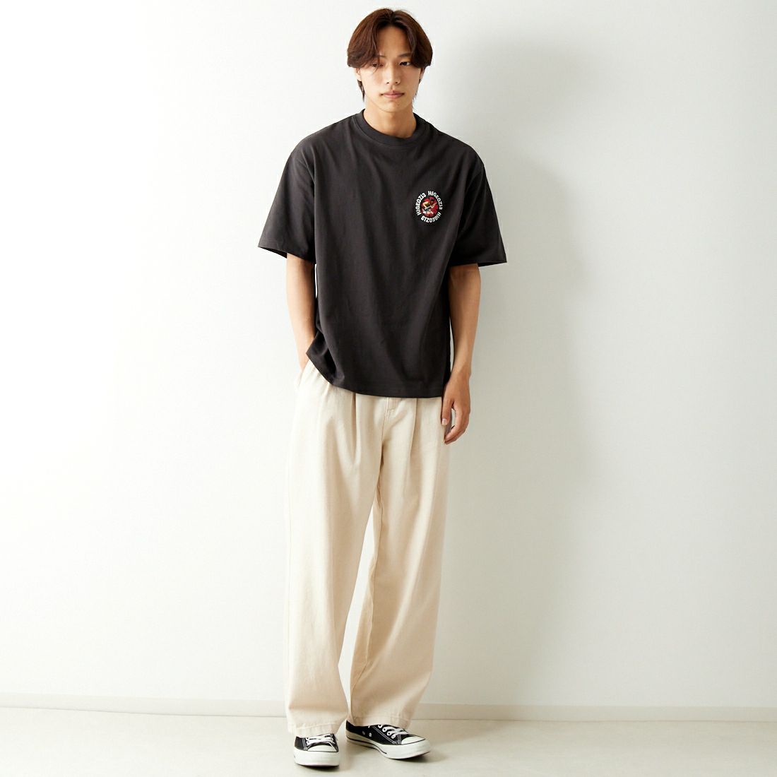 33Degrees [サーティースリーディグリーズ] 髭おじさんサガラ刺繍半袖Tシャツ [TDR-242-024] A BLACK &&モデル身長：179cm 着用サイズ：M&&