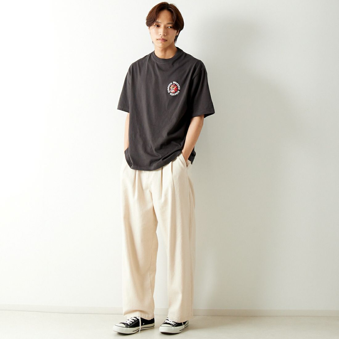 33Degrees [サーティースリーディグリーズ] 髭おじさんサガラ刺繍半袖Tシャツ [TDR-242-024] A BLACK &&モデル身長：179cm 着用サイズ：M&&