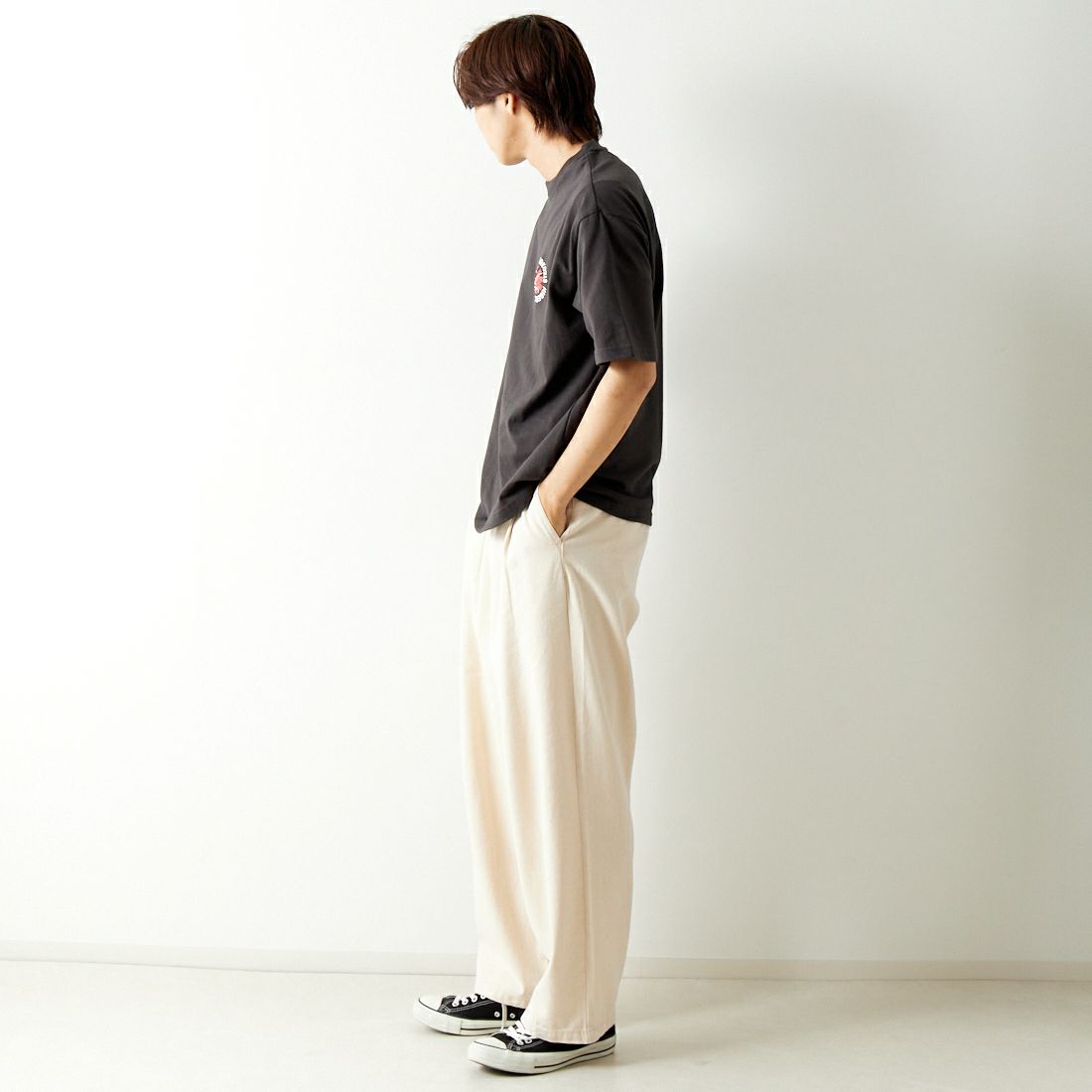 33Degrees [サーティースリーディグリーズ] 髭おじさんサガラ刺繍半袖Tシャツ [TDR-242-024] A BLACK &&モデル身長：179cm 着用サイズ：M&&