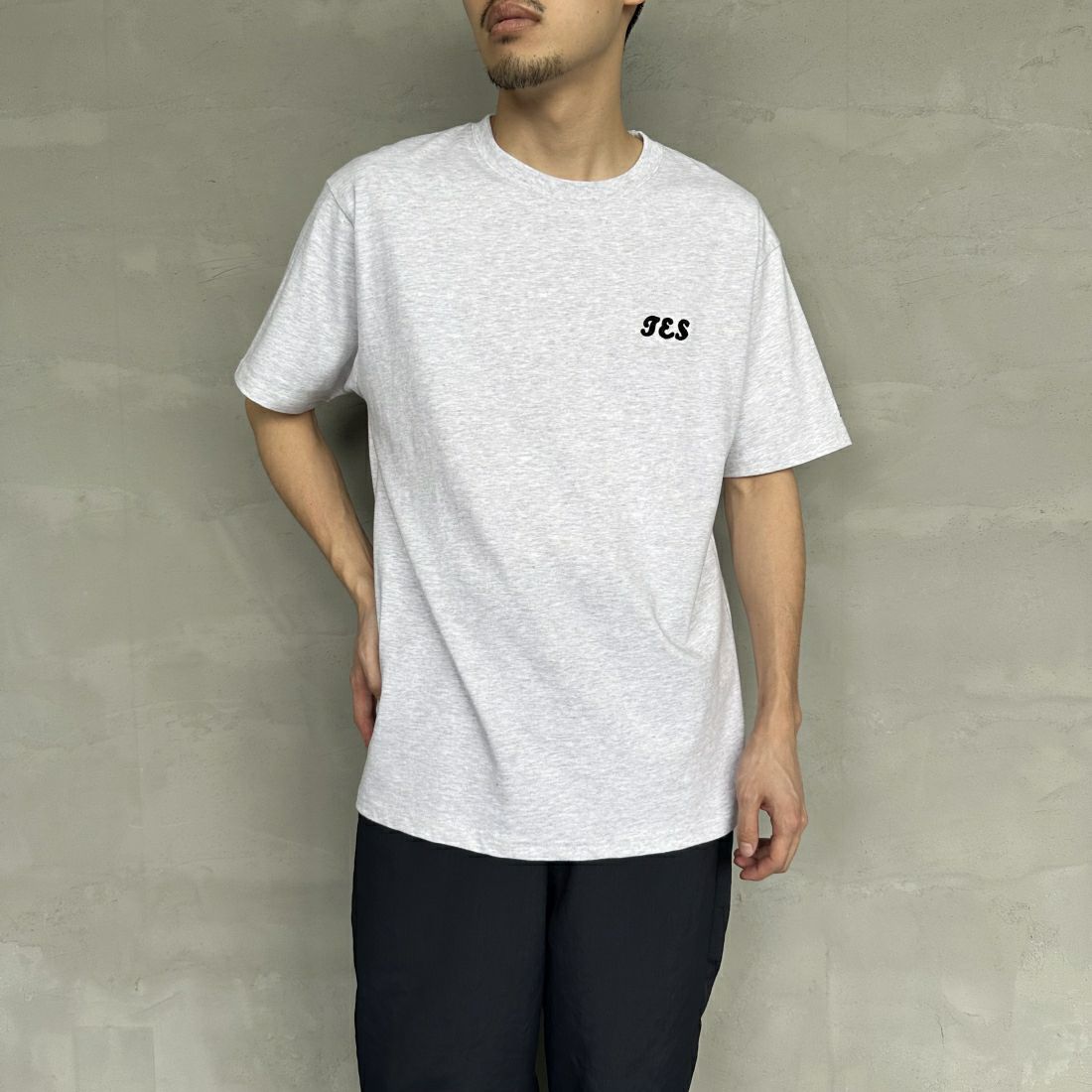 The Endless Summer [エンドレスサマー] 別注 サーフBUHI サガラ刺繍ロゴバックプリントTシャツ [C-24574500-JF] 03 GRAY &&モデル身長：168cm 着用サイズ：L&&