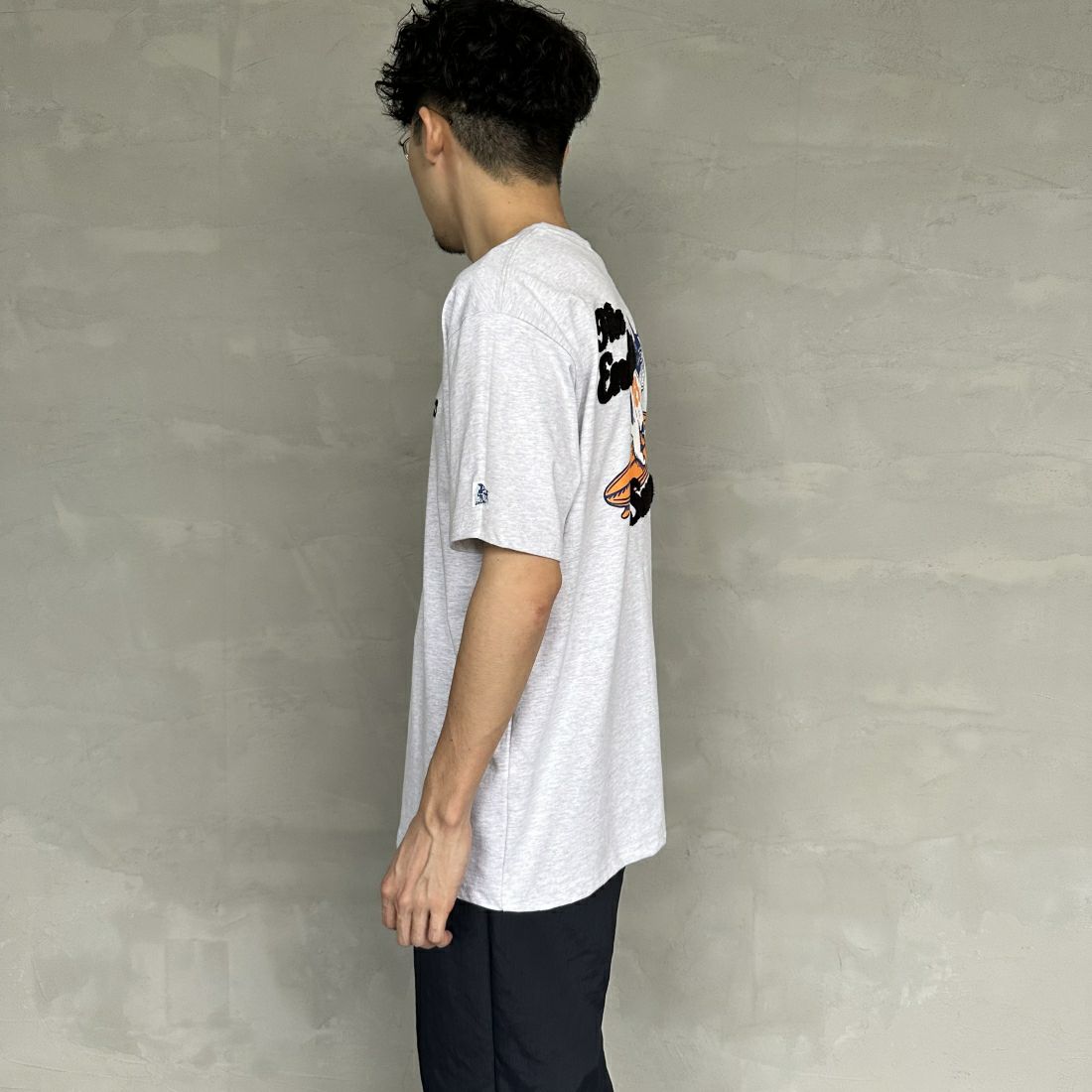 The Endless Summer [エンドレスサマー] 別注 サーフBUHI サガラ刺繍ロゴバックプリントTシャツ [C-24574500-JF] 03 GRAY &&モデル身長：168cm 着用サイズ：L&&