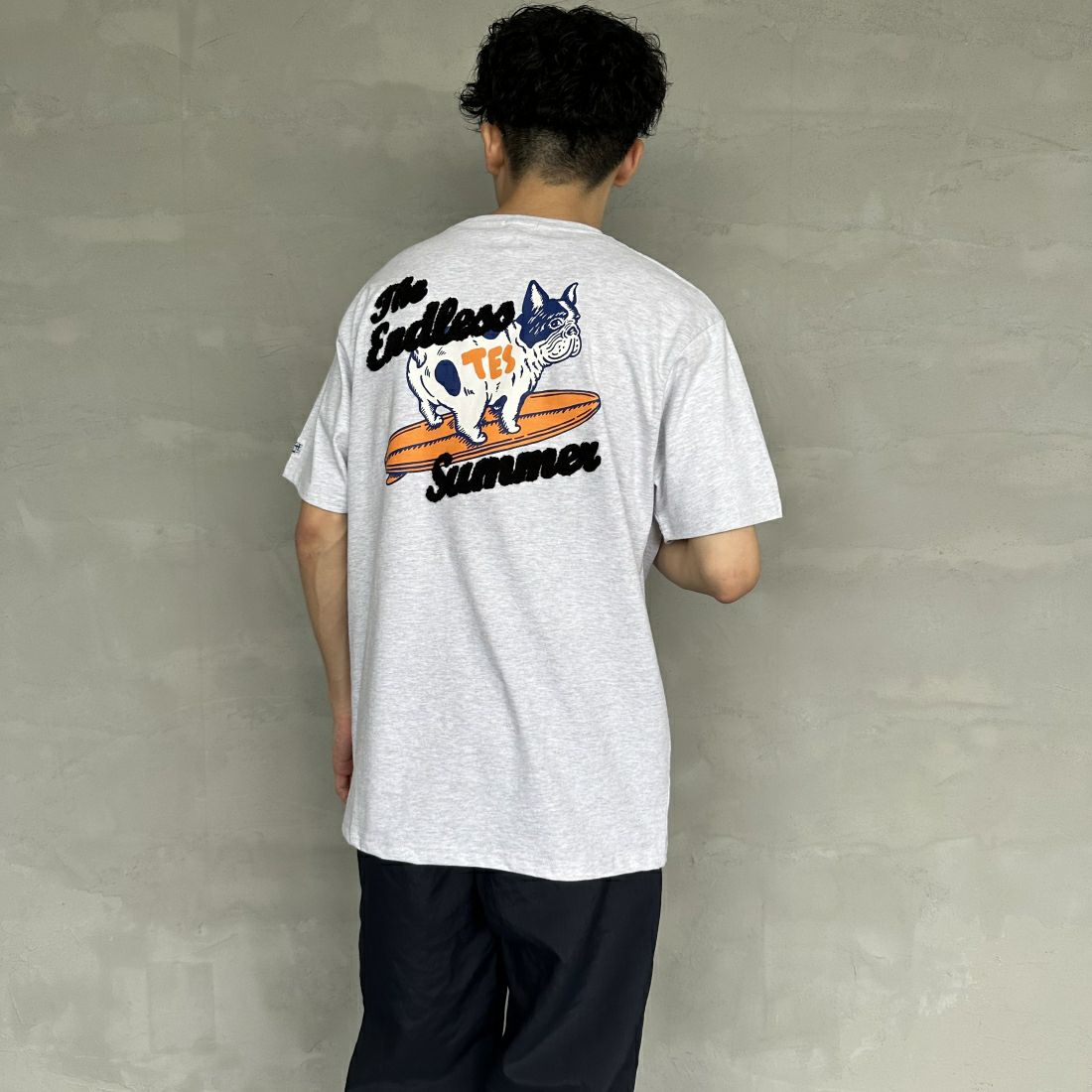 The Endless Summer [エンドレスサマー] 別注 サーフBUHI サガラ刺繍ロゴバックプリントTシャツ [C-24574500-JF] 03 GRAY &&モデル身長：168cm 着用サイズ：L&&
