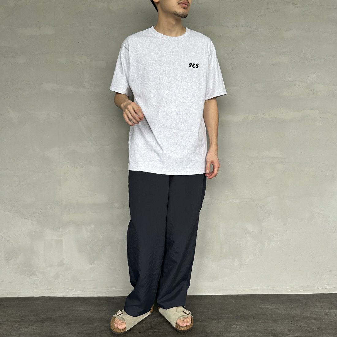 The Endless Summer [エンドレスサマー] 別注 サーフBUHI サガラ刺繍ロゴバックプリントTシャツ [C-24574500-JF] 03 GRAY &&モデル身長：168cm 着用サイズ：L&&